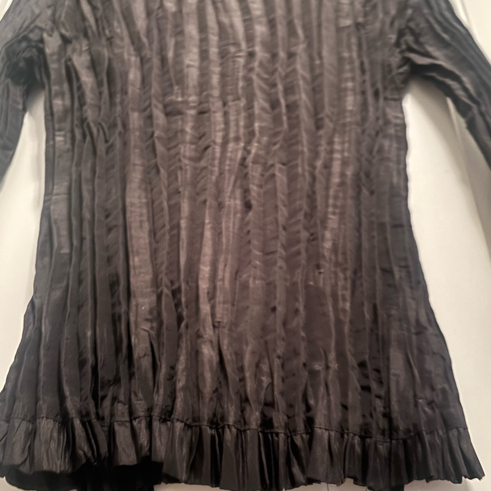 Vintage Agora Ruffled Button-Front Top - Picture 9 of 10